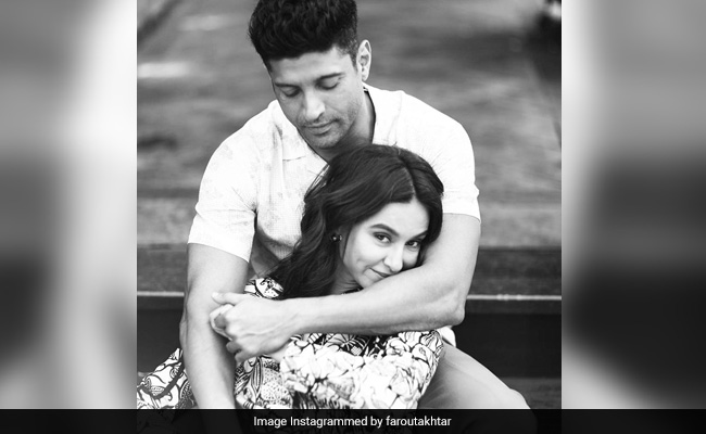 Birthday Girl Shibani Dandekar Gets Boyfriend Farhan Akhtar's Name Tattooed On Her Neck. Pic Inside