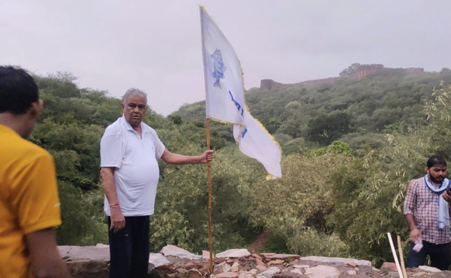 Rajasthan: आंबागढ़ किले में घुस BJP सांसद ने लगाया आदिवासी झंडा, पुलिस ने गिरफ्तार किया