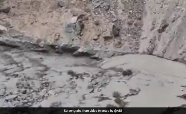 खतरा : सिंधु नदी के जल में रुकावट से बनी कृत्रिम झील, कभी भी आ सकता है सैलाब