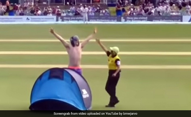 Video: लाइव मैच में शख्स ने मैदान के अंदर जाकर लगा दिया 'तम्बू' और लेने लगा क्रिकेट का मजा