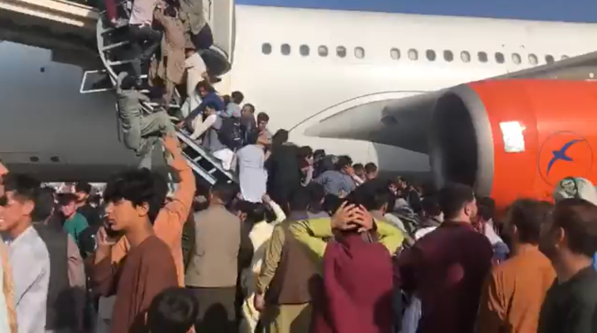 अपनी जान बचाने के लिए काबुल एयरपोर्ट पर लोग भाग रहे हैं, इस वीडियो में बेबसी और लाचारी दिख रही है