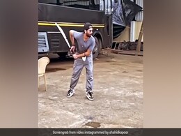 शाहिद कपूर सेट पर यूं क्रिकेट खेलते आए नजर, वायरल हुआ Video शाहिद कपूर सेट पर यूं क्रिकेट खेलते आए नजर, वायरल हुआ Video