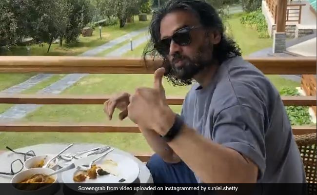 पहाड़ों के बीच बैठ सुनील शेट्टी ने किया लंच, फैन्स बोले- जीवन जीने का तरीका कोई आपसे सीखे...देखें Video