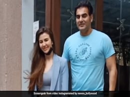गर्लफ्रेंड जॉर्जिया एंड्रियानी संग बर्थडे लंच पर निकले अरबाज खान, देखें तस्वीरें और Video गर्लफ्रेंड जॉर्जिया एंड्रियानी संग बर्थडे लंच पर निकले अरबाज खान, देखें तस्वीरें और Video