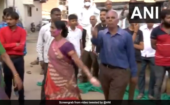 भाविनाबेन के परिवार ने गरबा कर मनाया जश्न, पीएम मोदी ने भी दी पैरालंपिक में रजत जीतने पर बधाई