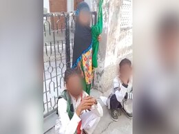 पाकिस्तान चले जाओ : अजमेर में भीख मांग रहे मुस्लिम शख्स की बेटे सहित पिटाई, सोशल मीडिया पर VIDEO वायरल पाकिस्तान चले जाओ : अजमेर में भीख मांग रहे मुस्लिम शख्स की बेटे सहित पिटाई, सोशल मीडिया पर VIDEO वायरल