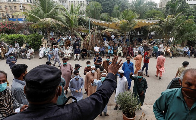 Corona Pandemic: पाकिस्तान में 24 घंटों में कोरोना के 3787 नए केस, मौतों का आंकड़ा 26 हजार के पार पहुंचा Corona Pandemic: पाकिस्तान में 24 घंटों में कोरोना के 3787 नए केस, मौतों का आंकड़ा 26 हजार के पार पहुंचा