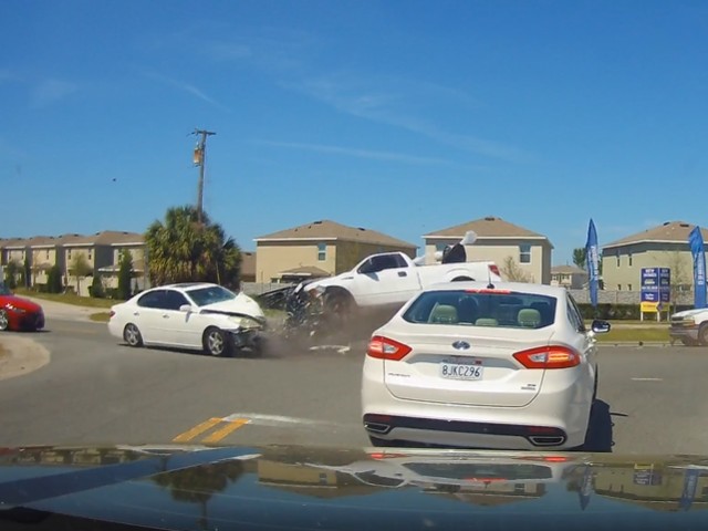 बेकाबू हुई तेज़ रफ्तार गाड़ी ने दूसरी गाड़ी को मारी ज़ोरदार टक्कर