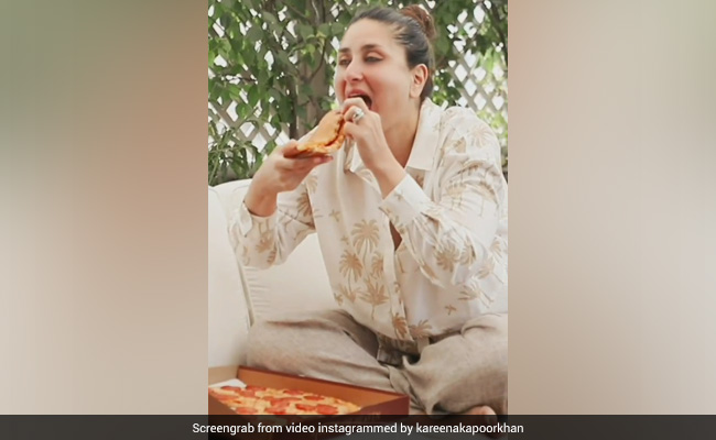 करीना कपूर ने पिज्जा के स्लाइस के ऊपर रखा दूसरा स्लाइस, फिर यूं उठाया आनंद- देखें Video
