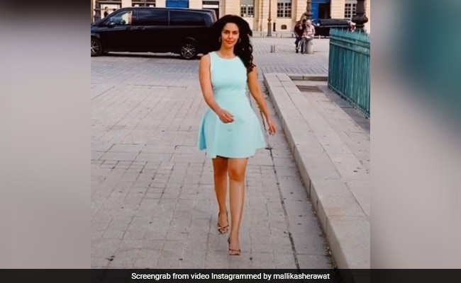 Mallika Sherawat की अदाओं को देख फैन्स के उड़े होश, पेरिस की सड़कों पर यूं कैटवॉक करती नजर आईं एक्ट्रेस