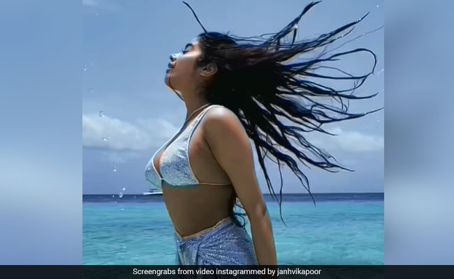 Janhvi Kapoor's Maldives Throwback Is Making Insta <i>Garam</i> Again