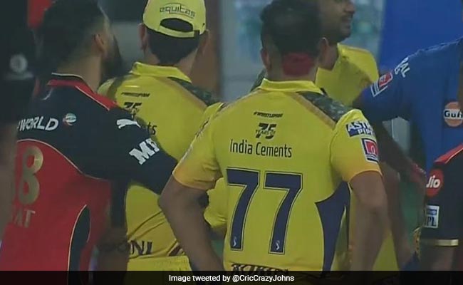 IPL 2021: सीएसके से मिली हार के बाद कोहली ने Dhoni को किया सरप्राइज, पीछे से आकर गले से लगाया