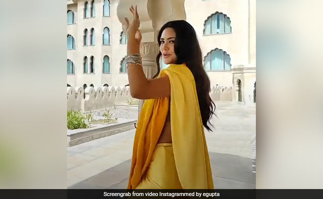 ईशा गुप्ता ने जूही चावला के गाने पर किया डांस, बार-बार देखा जा रहा वीडियो