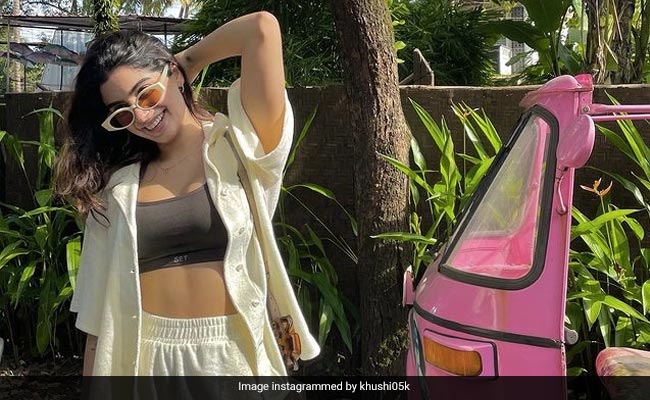 श्री देवी की लाडली बेटी खुशी कपूर के स्टाइलिश लुक ने सोशल मीडिया पर मचाई धूम, देखें तस्वीरें