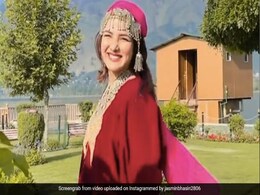 जैस्मिन भसीन ने कश्मीर की कली बन किया शानदार डांस, बॉयफ्रेंड अली गोनी ने यूं किया कमेंट...देखें Video जैस्मिन भसीन ने कश्मीर की कली बन किया शानदार डांस, बॉयफ्रेंड अली गोनी ने यूं किया कमेंट...देखें Video