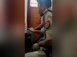 गोरखपुर कांड : मनीष गुप्ता के परिवार को  केस न करने की सलाह देते दिखे अधिकारी, कथित वीडियो वायरल गोरखपुर कांड : मनीष गुप्ता के परिवार को  केस न करने की सलाह देते दिखे अधिकारी, कथित वीडियो वायरल