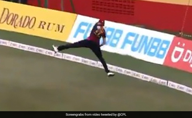 Video: अकील हुसैन ने तो गजब कर दिया, सुपरमैन बनकर हवा में उड़े और बल्लेबाज को कर दिया आउट