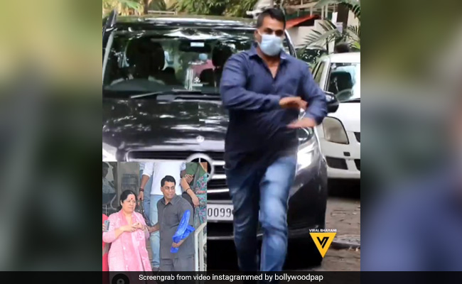 राज कुंद्रा की गाड़ी के आगे भागते शिल्पा शेट्टी के बॉडीगार्ड को देख लोग बोले- वाह वफादारी हो तो ऐसी हो...