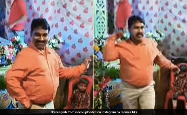 दोस्त की शादी में डांस कर शख्स ने मचाया तहलका, कोठे ऊपर कोठरी... गाने पर लगाए जबरदस्त ठुमके, किया मजेदार डांस - देखें Video