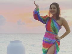 सनी लियोन समंदर के किनारे मल्टी कलर ड्रेस में आईं नजर, ग्लैमरस लुक में वायरल हुईं 'बेबी डॉल' की Photos