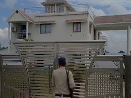 रीवा में 11 करोड़ की मालकिन निकली महिला सरपंच, स्विमिंग पूल, 30 लग्जरी वाहन देख अफसर रह गए हैरान रीवा में 11 करोड़ की मालकिन निकली महिला सरपंच, स्विमिंग पूल, 30 लग्जरी वाहन देख अफसर रह गए हैरान