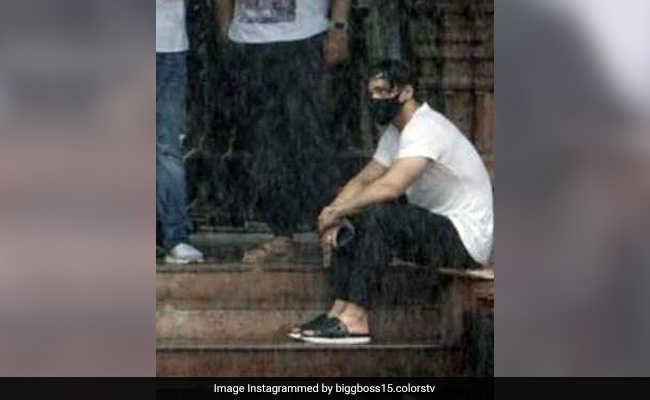 सिद्धार्थ शुक्ला को अंतिम विदाई देते हुए छलक पड़े आसिम रियाज के आंसू, बारिश में भीगते हुए Photo आई सामने