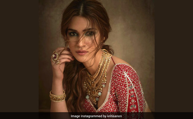 We Can't Take Our Eyes Off The Ravishing Kriti Sanon In A Red <i>Lehenga</i>
