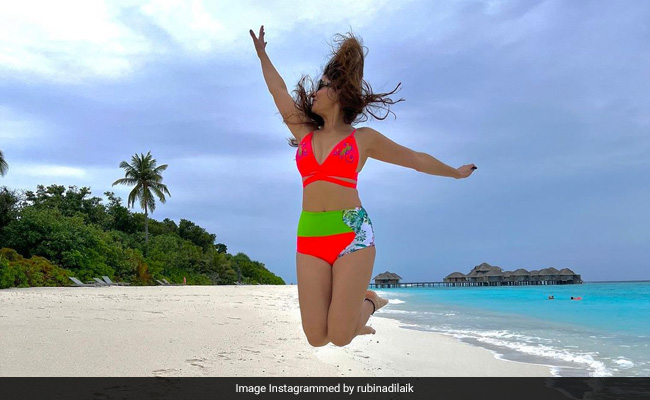 Rubina Dilaik मालदीव में समुद्र किनारे जंप लगाती आईं नजर , फैन्स बोले- जमीन पर गड्ढे कर दिए