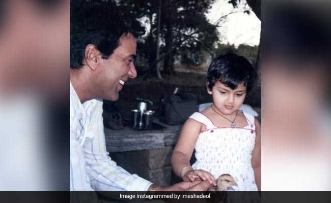 "He-Man" Dharmendra With "Small Birdie" Esha Deol In A Major Throwback