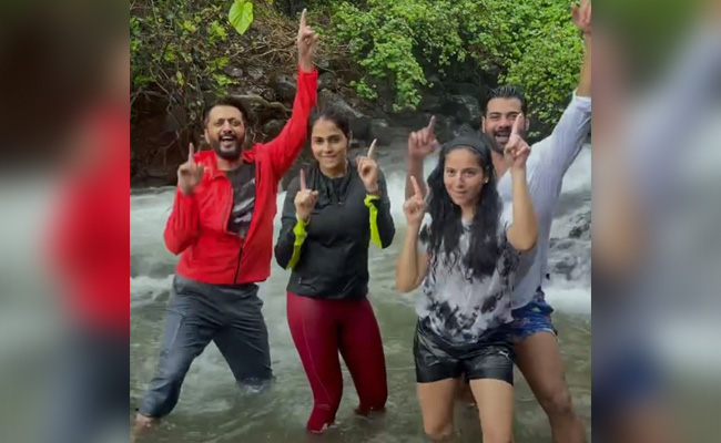 जेनेलिया डिसूजा ने पति रितेश देशमुख और दोस्तों के साथ झरने के नीचे यूं की मस्ती, देखें वायरल Video