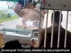 हाथी ने बस पर कर दिया Attack, तो ड्राइवर ने ऐसे शांत किया हाथी का गुस्सा, लोग बोले- इसको कहते हैं दिमाग से काम लेना