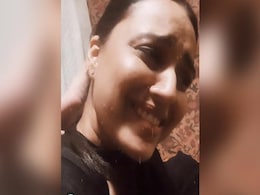 स्वरा भास्कर को हाई नेक ड्रेस उतारने में हुई प्रॉब्लम, बोलीं- काश कोई होता जो...देखें Video स्वरा भास्कर को हाई नेक ड्रेस उतारने में हुई प्रॉब्लम, बोलीं- काश कोई होता जो...देखें Video