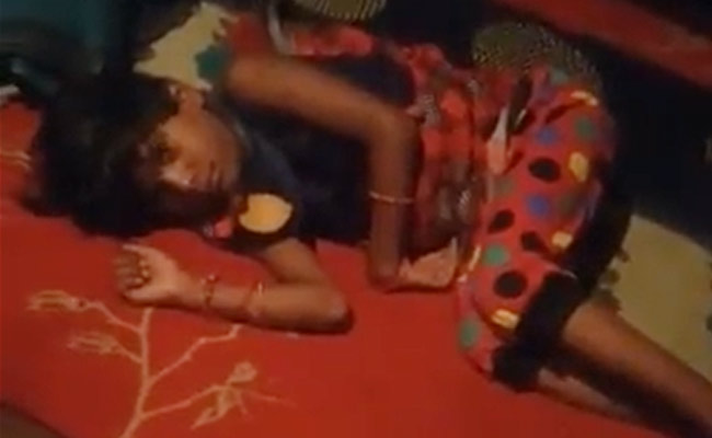 रोंगटे खड़े करने वाली तस्वीर, बच्ची की गर्दन से दो घंटे तक लिपटा रहा कोबरा