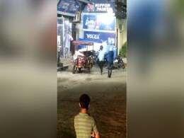 दिल्ली में बेखौफ बदमाशों ने दुकानदार को सरेआम मारी गोली, लोगों ने बनाया वीडियो दिल्ली में बेखौफ बदमाशों ने दुकानदार को सरेआम मारी गोली, लोगों ने बनाया वीडियो