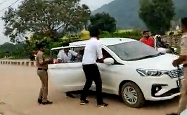 VIDEO : अज़ब-ग़ज़ब MP,चोर के पीछे पुलिस नहीं, पुलिस के पीछे पड़ी पुलिस, चेन स्‍नैचर्स की गिरफ्तारी का श्रेय लेने की होड़