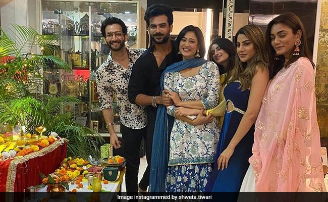 Shweta Tiwari Celebrated Ganesh Chaturthi With <i>Khatron Ke Khiladi</i>s Nikki Tamboli, Sana Makbul