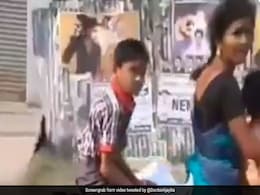 मां बच्चे को स्कूटी से छोड़ने जा रही थी स्कूल, पीछे की सीट पर बैठकर होमवर्क कर रहा था बच्चा, लोग बोले- टीचर से मार खाने का डर - देखें Video मां बच्चे को स्कूटी से छोड़ने जा रही थी स्कूल, पीछे की सीट पर बैठकर होमवर्क कर रहा था बच्चा, लोग बोले- टीचर से मार खाने का डर - देखें Video