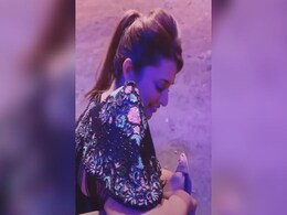 श्वेता तिवारी ने दबवाए Divyanka Tripathi से अपने पैर तो फैन्स का फूटा गुस्सा, बोले- ये गलत किया...देखें Video श्वेता तिवारी ने दबवाए Divyanka Tripathi से अपने पैर तो फैन्स का फूटा गुस्सा, बोले- ये गलत किया...देखें Video