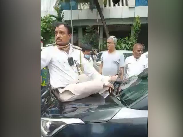 Watch: Mumbai Man Drives Off With Cop On Bonnet To Dodge Traffic Fine