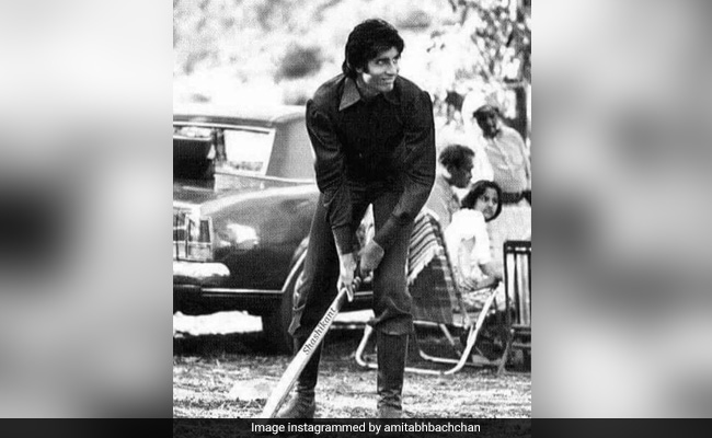 Amitabh Bachchan ने क्रिकेट खेलते हुए शेयर की थ्रोबैक फोटो, बोले- बल्ला जरा छोटा पड़ गया