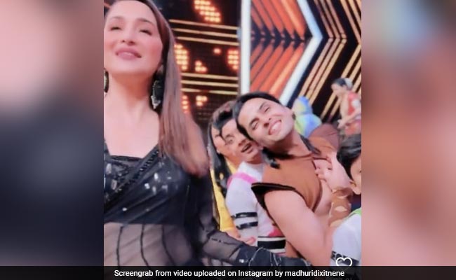 'मैं हूं ना' की सुष्मिता सेन बनीं माधुरी दीक्षित, यूं साड़ी का पल्लू लहराकर की दिलकश वॉक 