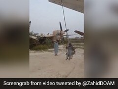 तालिबानी लड़ाकों का नया कारनामा, लड़ाकू विमान के पंखों पर झूला बनाकर झूलते आए नज़र - देखें Viral Video