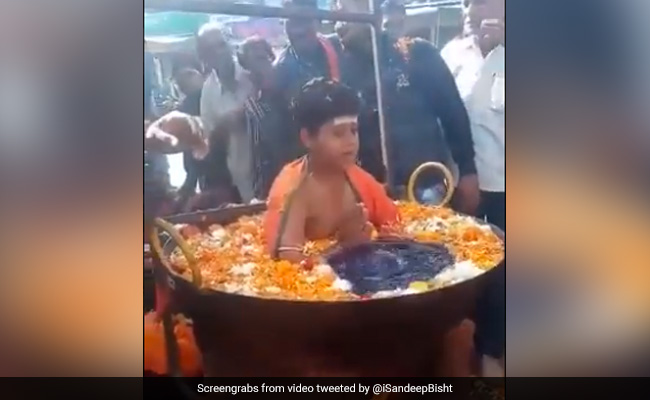 खौलते हुए पानी से भरी कड़ाही में ध्यान लगाकर बैठ गया बच्चा, Video देख खड़े हो जाएंगे रोंगटे, लोग बोले- अंधभक्तों का कोई इलाज नहीं