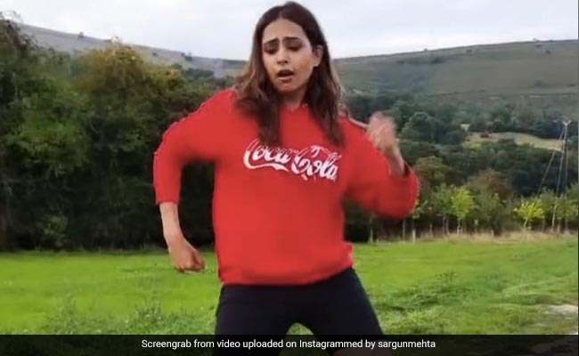 सरगुन मेहता ने बीच सड़क पर पंजाबी गाने पर किया जोरदार डांस, बार-बार देखा जा रहा Video