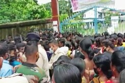 Hundreds Rush To Vaccination Centre In West Bengal, 20 Injured In Stampede Hundreds Rush To Vaccination Centre In West Bengal, 20 Injured In Stampede