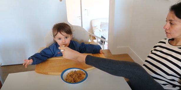 हाथ नहीं होने के बावजूद अपने पैरों से बेटी का ध्यान रखती है ये मां, कहती है- मैं सौभाग्यशाली हूं!