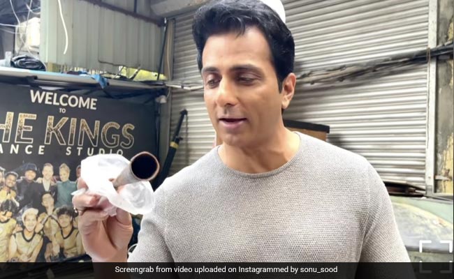 सोनू सूद ने भोंपू बजाकर सड़क पर बेची इडली, बोले- इडली वड़ा खाओ प्रभु के गुण गाओ...