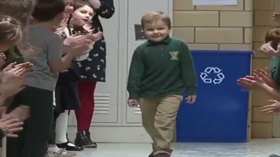 6 साल के बच्चे को हुआ था कैंसर, उसे हराकर वापस लौटा स्कूल, ज़ोरदार तालियों से दोस्तों ने किया स्वागत