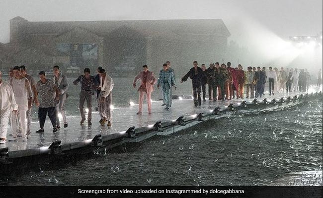 Video: वेनिस फैशन शो के दौरान बिगड़ा मौसम का मिजाज, बारिश और ओलों के बीच हुई रैंप वॉक