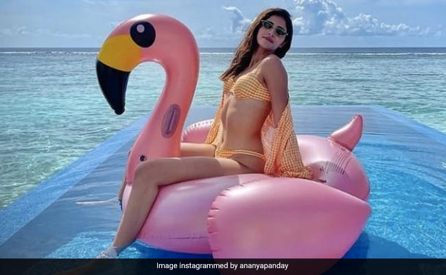 Ananya Pandey पूल में Duck पर बैठ यूं चिल करती आईं नजर, ऑरेंज टू-पीस में बेहद ग्लैमरस लगी एक्ट्रेस